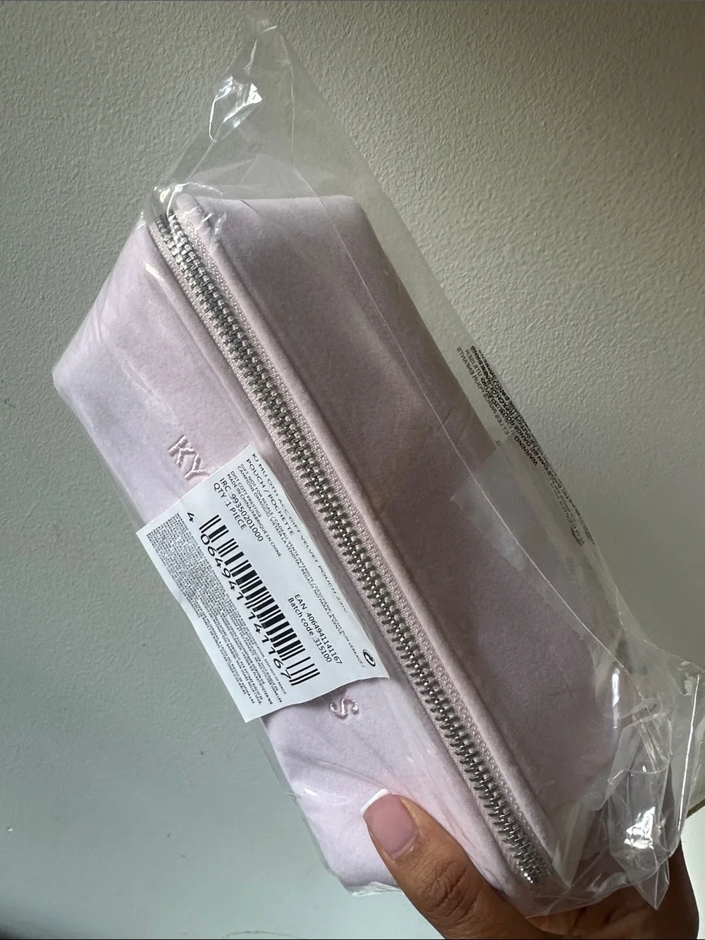 KYLIE COSMETICS Velvet Zipper Pouch - Light Pink